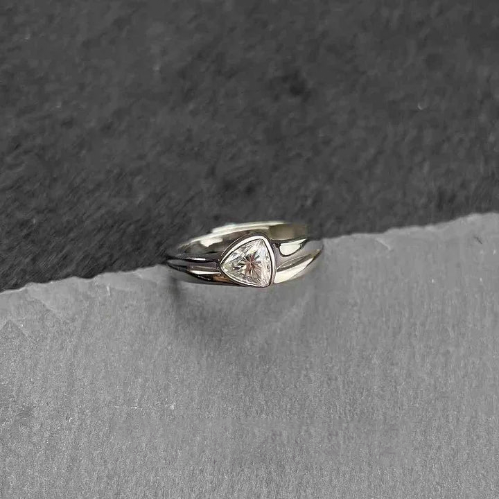 Anillo geométrico triangular de moissanita S925 con apertura ajustable
