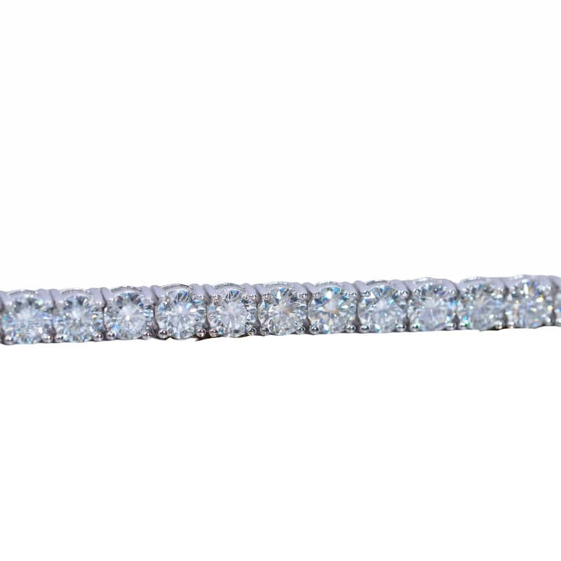 Close-up of 5mm moissanite tennis bracelet in white gold, VVS clarity stones