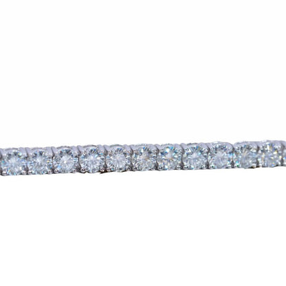 Close-up of 5mm moissanite tennis bracelet in white gold, VVS clarity stones