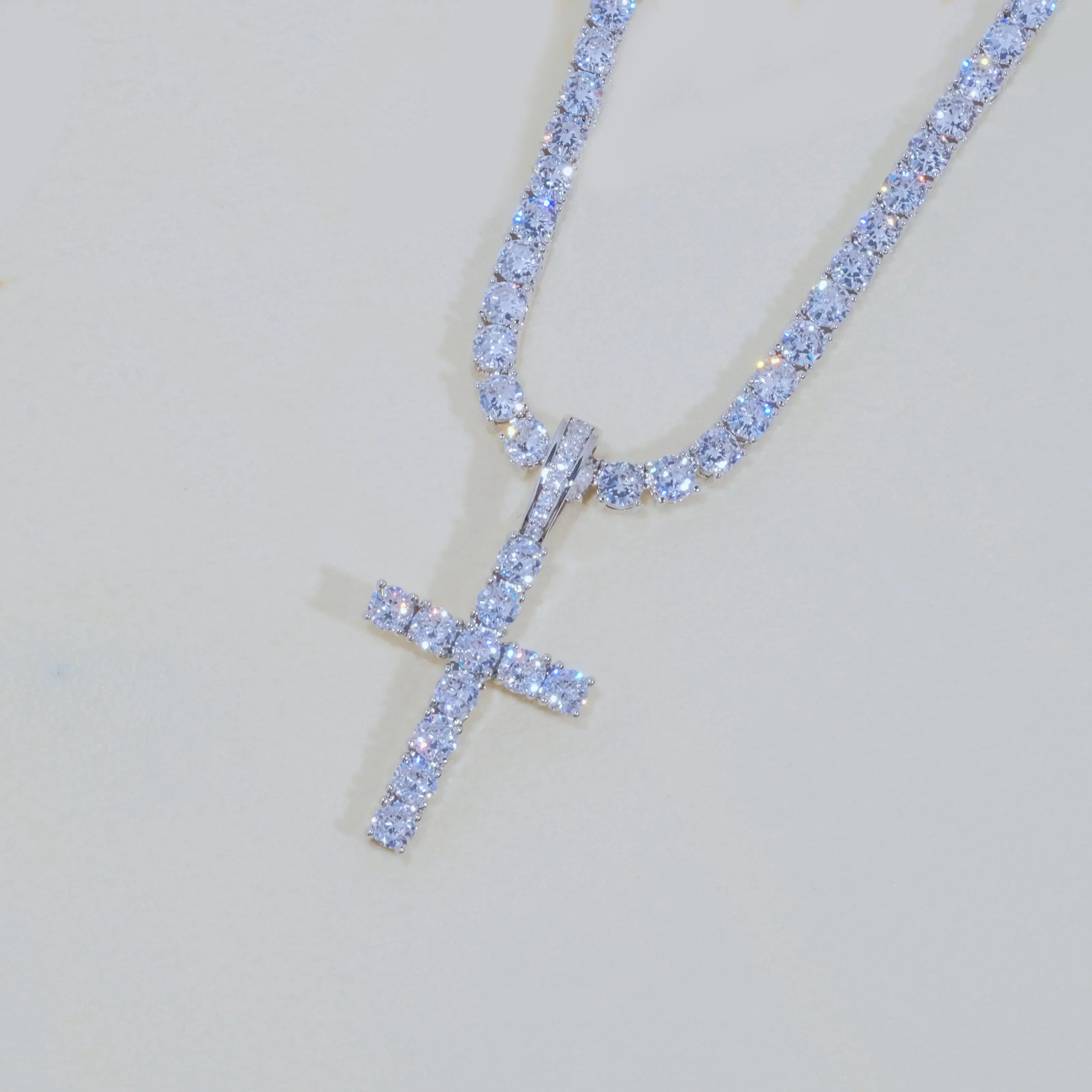 This bundle includes a white gold plated pendant with flawless VVS simulated diamonds, measuring 21*42mm and weighing 6.5g, as well as a tennis chain. It also comes with a dust bag, gift box, jewelry cloth, and warranty card.
