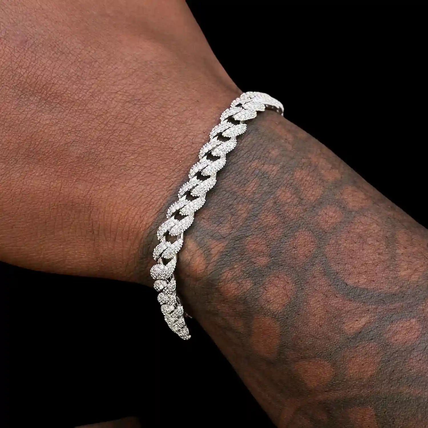 8.5mm link bracelet in white gold close-up hip hop jewelry 